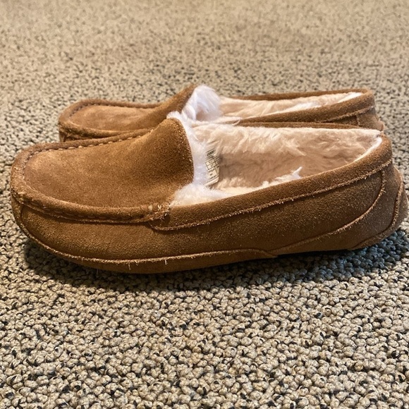 Ugg Brown Slip On Moccasins Size 5 in Like New Condition